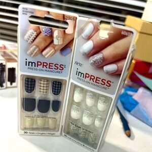 The glitter blast bundle is two set of nails by kiss